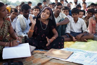 Indien, eine Bewohnerin des Nakaryak Dorfes in Madhya Pradesh, erklaert die im Dorf ausgefuehrten Projekte waehrend eines Treffens mit Mitarbeitern und Projektpartnern der Welthungerhilfe. India, a resident of the Nakaryak village in Madhya Pradesh is talking about completed projects of the village during a meeting with staff members and Welthungerhilfe project partners.